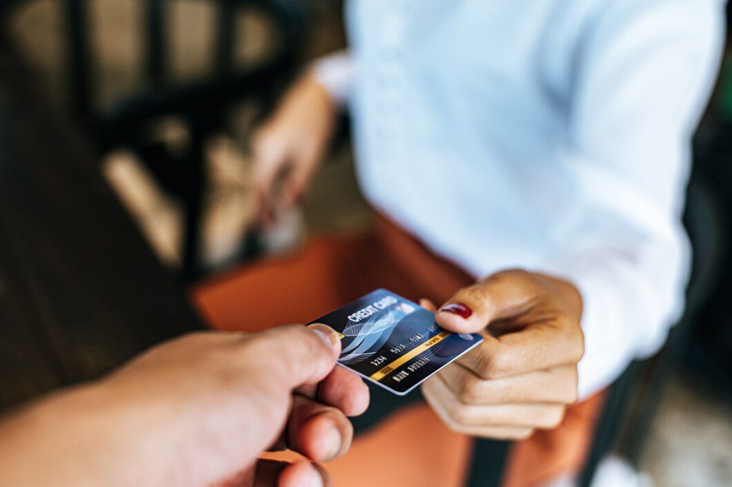 handing credit card