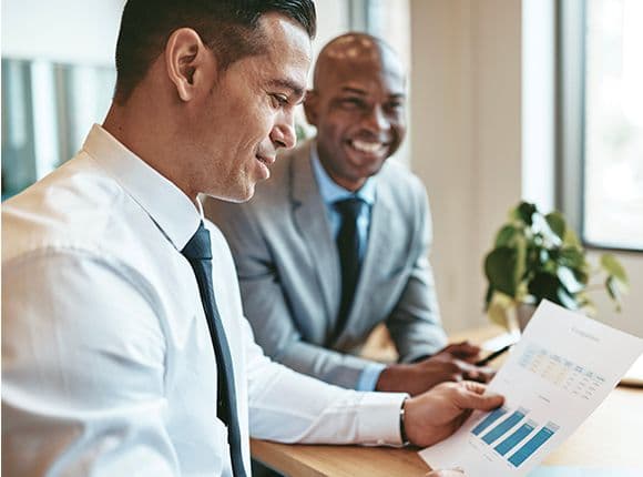 Person, die automatisierte AP-Workflows verwendet